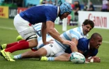 Le centre du XV de France Gaël Fickou (d) inscrit un essai lors de la victoire sur l'Argentine à Tokyo lors du Mondial le 21 septembre 2019
