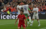 Le gardien belge du Real Madrid Thibaut Courtois, félicité par ses coéquipiers, après avoir sauvé son camp face au milieu de terrain égyptien de Liverpool Mohamed Salah, lors de la finale de la Coupe d'Europe, le 28 mai au Stade de France à Saint-Denis