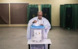 Le président sortant Mohamed Ould Cheikh El Ghazouani vote à la présidentielle, le 29 juin 202 à Nouakchott, en Mauritanie