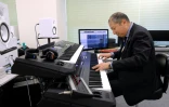 Le compositeur Minoru Mukaiya sur son piano, à son domicile de Tokyo, le 1er mars 2018