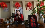 L'entremetteuse Feng Yuping diffuse en direct sur Douyin, la version chinoise de TikTok, pour promouvoir le mariage à Lüliang, dans la province du Shanxi, dans le nord de la Chine, le 10 février 2025