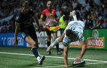 L'ailier argentin du Racing 92, Juan Imhoff (d.), marque un essai lors du match de Top 14 entre le Racing 92 et Montpellier au stade Paris La défense Arena, à Nanterre, près de Paris, le 23 octobre 2021.