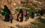 Des femmes et des enfants quittant le dernier réduit du groupe jihadiste Etat islamique à Baghouz dans l'est de la Syrie, le 14 mars 2019