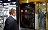 Un homme regarde un panneau affichant les taux de change des devises étrangères. Le rial iranien a perdu une grande partie de sa valeur depuis le rétablissement des sanctions américaines contre l'Iran. Photo du 3 novembre 2018 à Téhéran