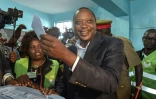 Le président kényan Uhuru Kenyatta dans un bureau de vote à Gatundu le 8 août 2017