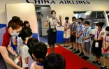 Du personnel navigant de China Airlines fait découvrir son métier à des enfants à Taoyuan (Taïwan), le 8 août 2020