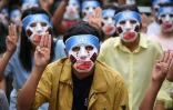 Photo handout de la Burma Associated Press (BAP) prise et reçue le 4 avril 2021 montrant des manifestants portant des masques dénonçant l'interférence chinoise, selon eux, dans l'action de l'Onu en Birmanie