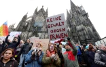 "Pas de violence contre les femmes" dans une manifestation le 9 janvier 2015 devant la cathédrale de Cologne où des centaines de femmes ont été agressées sexuellement dans une foule de migrants pendant le réveillon du Nouvel An