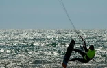 Salvatore Flaccovio, 39 ans, pratique le kitesurf à Ladispoli, le 7 mai 2020 