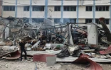Un homme inspecte les décombres d'un bâtiment détruit par des frappes israéliennes à Gaza le 11 mai 2021