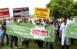 Manifestation de médecins diplômés hors de l'Union européenne (UE) mais exerçant dans les hôpitaux français, le 15 juin 2011 devant le ministère de la Santé à Paris