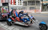 Le candidat aux élections législatives Luiz Carlos de Paula sur son tricycle Captain America lors de sa campagne électorale à Sao Paulo, le 26 septembre 2018