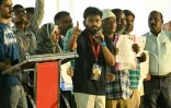 Le fondateur du Cockroach Janta Party (CJP), Abhijeet Dipke (au centre), prend la parole lors d’une manifestation réclamant la démission du chef de la Commission électorale de l’Inde, Gyanesh Kumar, à Freedom Park, à Bengaluru, le 8 octobre 2026