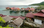 Des maisons sur pilotis du village de Pulu Papan où vivent des pêcheurs de la tribu Bajau, le 5 juillet 2024 en Indonésie