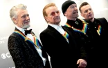 (g-d) Les membres du groupe irlandais U2, Adam Clayton, Bono, Larry Mullen Jr, et The Edge, le 4 décembre 2022 à Washington