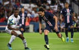 L'attaquant du PSG Edinson Cavani (d) à la lutte avec le défenseur de Toulouse Bafode Diakite (g) lors du match de la 3e journée de Ligue 1 au Parc des Princes à Paris le 25 août 2019, au cours duquel Cavani s'est blessé