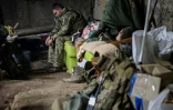 Un soldat ukrainien se repose dans sa base à Bakhmout, dans l'est de l'Ukraine, le 23 avril 2023