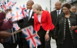 La Première ministre britannique Theresa May est entourée de petits Sud-Africains lors d'une visite d'une école du Cap, le 28 août 12018 dans le township de Gugulethu, au Cap.
