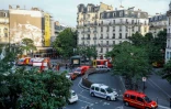 Des policiers et véhicules de secours près du lieu où un automobiliste a foncé sur la terrasse d'un café à Paris, le 17 juillet 2024