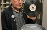 George Willeman, responsable de la chambre forte de films nitrate, montre une pellicule au Centre national de conservation audiovisuelle de la Bibliothèque du Congrès à Culpeper, le 2 avril 2026 en Virginie