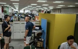 Des fonctionnaires en shorts, t-shirt et baskets, dans les bureaux du siÚge du gouvernement métropolitain de Tokyo,dans le cadre de l'initiative "Cool Biz" le 14 juillet 2026 lors d'une vague de fortes chaleurs