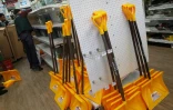 Des pelles en rayon d'un magasin en prévision de chutes de neige le 21 janvier 2016 à Washington