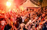 Des supporters croates célèbrent la victoire de leur équipe nationale après le quart de finale face à la la Russie, à Zagreb, le 10 juillet 2018