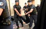 Des policiers délogent des militants d'ONG qui bloquaient l'accès à l'assemblée générale des actionnaires de TotalEnergies, devant la salle Pleyel à Paris, le 25 mai 2022