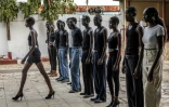 Des jeunes mannequins de l'agence Jubalicous s'entraînent à défiler lors d'une séance de formation dans un hôtel à Juba, le 19 février 2026 au Soudan du Sud