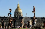 De l'acrobatie sur l'esplanade des Invalides Ă Paris, le 28 mai 2020