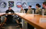 Le vice-président américain JD Vance (g) lors d'une réunion d'information à la base  américaine de Pituffik, au Groenland, le 28 mars 2025