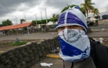 Un jeune manifestant tient une barricade à Managua au Nicaragua, le 31 mai 2018