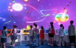 Des enfants visitent le parc Legoland de Shanghai le jour de son ouverture officielle, le 5 juillet 2025