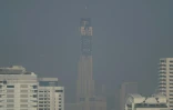 La Baiyoke Tower II à Bangkok, un jour de forte pollution, le 2 février 2023 en Thaïlande