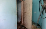 Des taches de sang sur la porte d'une chambre de la résidence des travailleurs thaïlandais du kibboutz Nir Oz, dans le sud d'Israël, après l'attaque du 7 octobre perpétrée par le mouvement palestinien Hamas, photographiées le 9 novembre 2023
