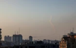 Traces de fumée dans le ciel de Gaza, d'où sont tirées des roquettes visant Israël, le 2 mai 2023