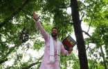 Un sympathisant du Cockroach Janta Party (CJP), le parti du peuple des cafards, lors d’une manifestation réclamant la démission du ministre indien de l’Éducation, Dharmendra Pradhan, à Varanasi, le 20 juillet 2026