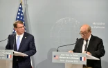 Le ministre de la Défense Jean-Yes Le Drian (d) et son homologue américain Ashton Carter lors d'une conférence de presse sur la lutte contre le groupe Etat islamique en Irak et en Syrie, le 20 janvier 2016 à Paris