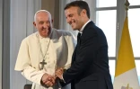 Le pape François (g) et le président Emmanuel Macron au palais du Pharo, le 23 septembre 2023 à Marseille