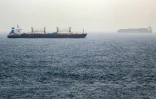 Des navires circulent dans le détroit de Bab el-Mandeb, au sud du Yémen, le 25 juillet 2026