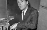 Jacques Brel, photographié le 7 octobre 1966 dans sa loge de l'Olympia, à Paris, lors de l'une de ses dernières représentations