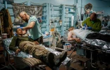Des soldats ukrainiens blessés reçoivent des soins dans une antenne médicale près de la ville ukrainienne de Bakhmout, le 4 mai 2023 