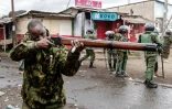 Un policier vise avec des balles en caoutchouc des manifestants Ă Nairobi, au Kenya, le 19 juillet 2023