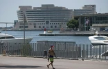 Un homme porte un masque à proximité du port de Barcelone, le 18 juillet 2020