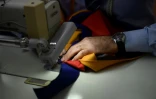 Le tailleur des gardes suisses du Vatican, Ety Cicioni, prépare les uniformes officiels pour la prochaine cérémonie de prestation de serment, le 28 avril 2022