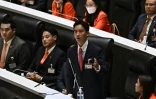 Pita Limjaroenrat (c), leader du parti Move Forward et candidat au poste de Premier ministre, fait une déclaration au Parlement, le 13 juillet 2023 à Bangkok, en Thaïlande