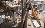 Yurub Abdi Jama (d) et l'un de ses enfants dans leur habitation près de Hargeisa, dans le Somaliland, le 16 septembre 2021