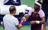 Rafael Nadal (g) félicite Frances Tiafoe qui l'a battu en 8e de finale de l'US Open, à New York, le 5 septembre 2022