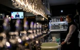 Le président français Emmanuel Macron à la télévision dans un café à Marseille, lors de l'annonce du reconfinement du pays, le 28 octobre 2020