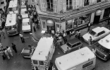 Policiers et secouristes après l'attentat dans un restaurant juif de la rue des Rosiers à Paris le 9 août 1982
